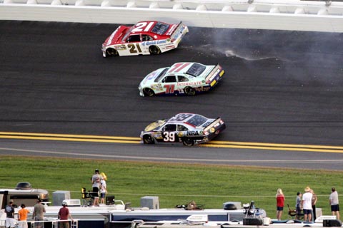2011_bayne_crash_daytona_400